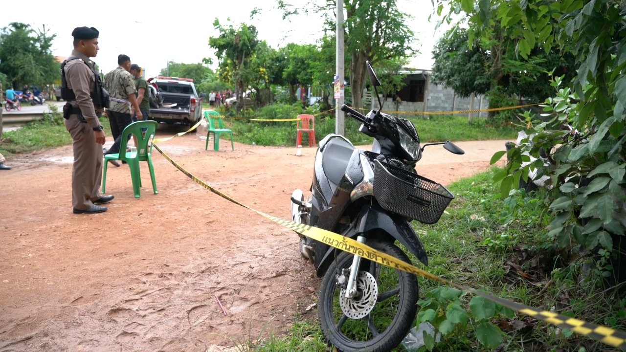 พ่อวัย 38 มาดูลูกสาวในขบวนแห่บุญบั้งไฟที่ขอนแก่น เจอคนบ้านเดียวกันรัวยิงจนตาย