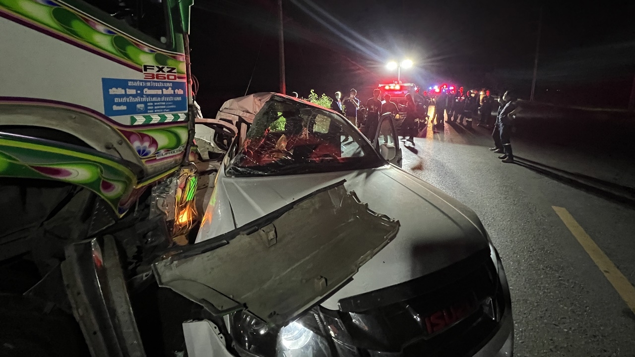 กระบะแซงไม่พ้น ชนรถพ่วง 18 ล้อวิ่งสวนมา ตาย 2 ศพ สาหัส 1