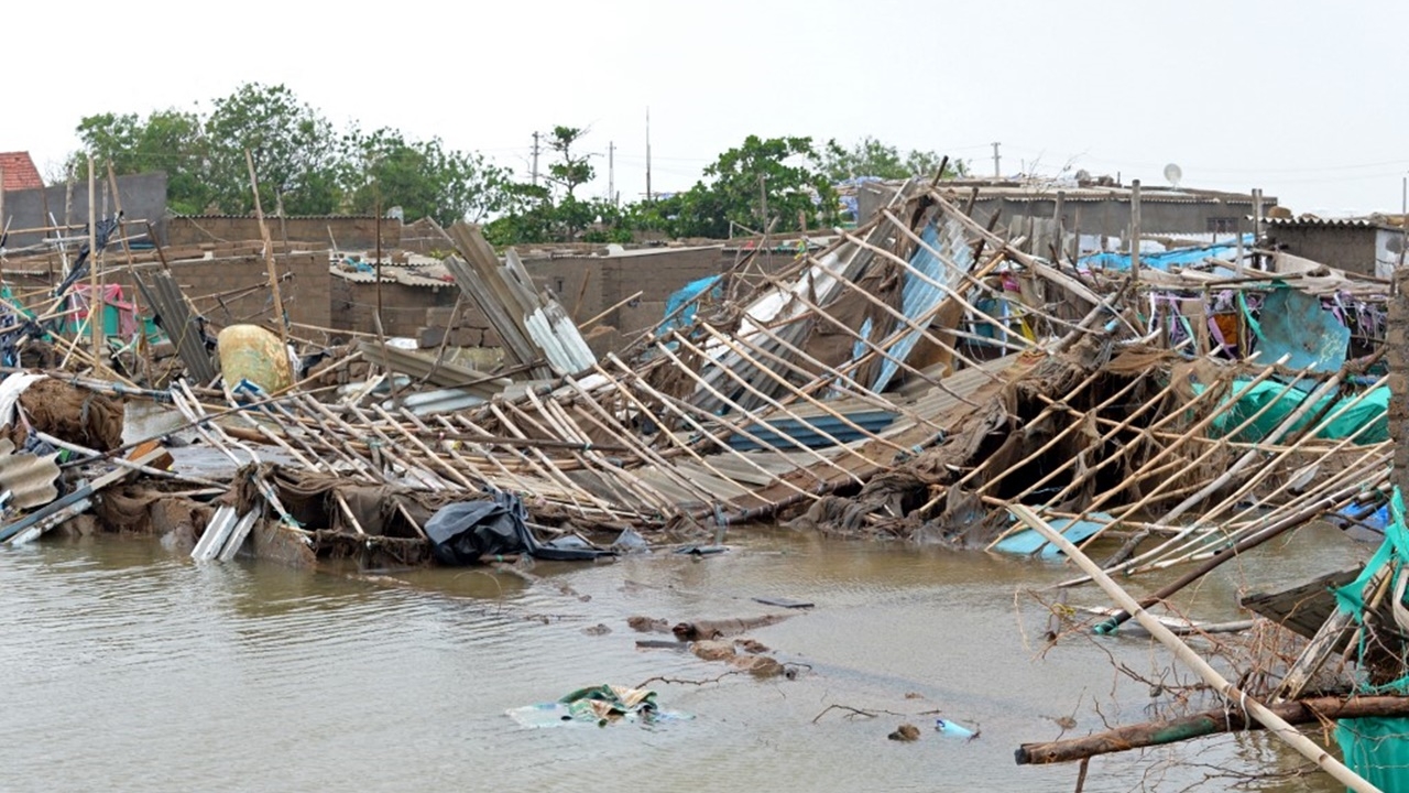 ฤทธิ์ไซโคลนบีปอร์จอย ถล่มรัฐคุชราต อินเดีย ตายเจ็บนับสิบ