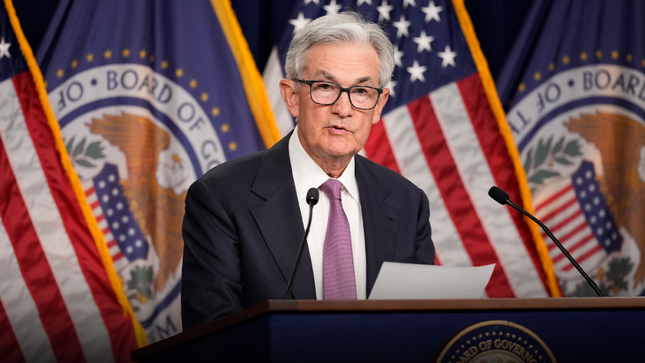 เฟดหยุดขึ้นดอกเบี้ยครั้งแรกในรอบ 15 เดือน ชะลอดูผลกระทบเงินเฟ้อ พร้อมส่งสัญญาณอาจขึ้นอีก 2 ครั้ง สิ้นปีนี้