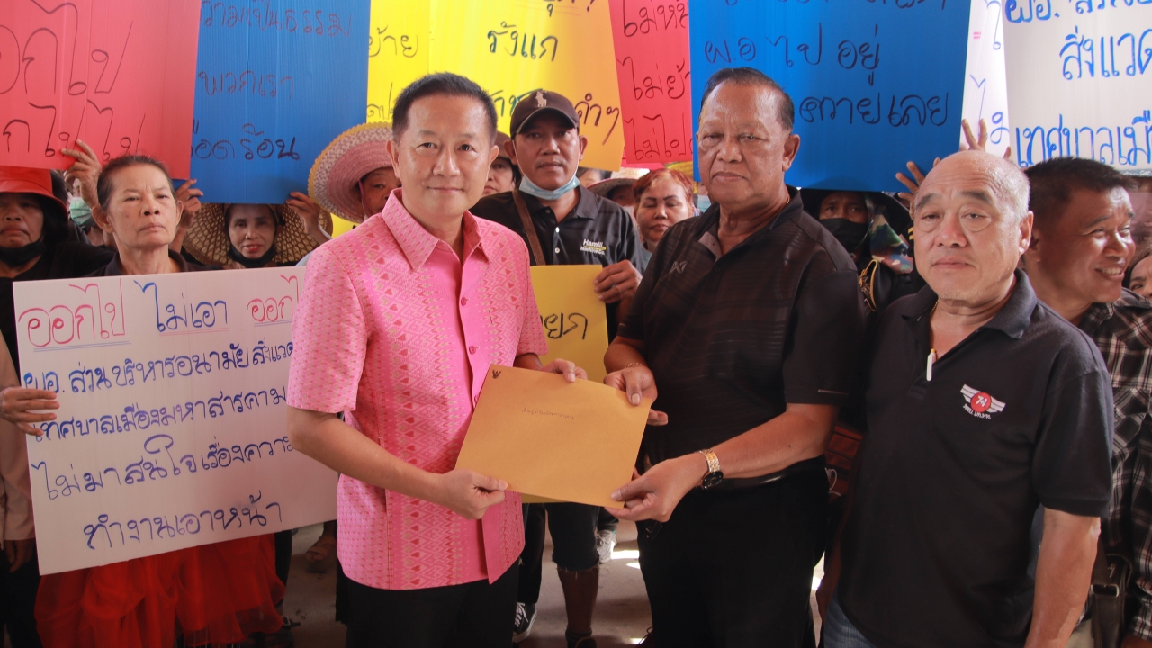 ชาวตลาดเทศบาลฯ เมืองมหาสารคาม แห่โลงไล่นายกเทศมนตรีฯ คัดค้านรื้อตลาดทำใหม่