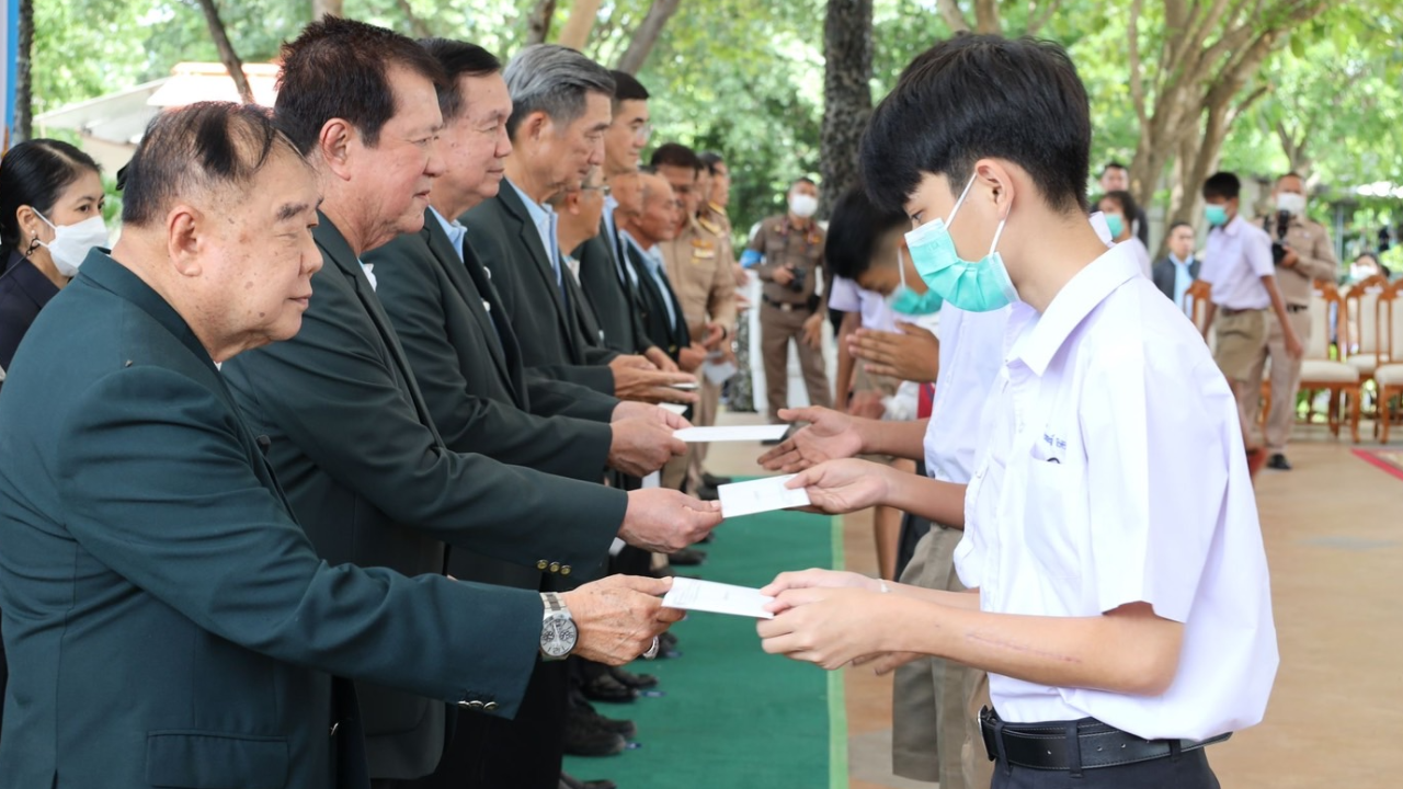 "บิ๊กป้อม" มอบทุนการศึกษา บุตร-ธิดา จนท.อนุรักษ์ป่าไม้ ป่ารอยต่อ 5 จังหวัด