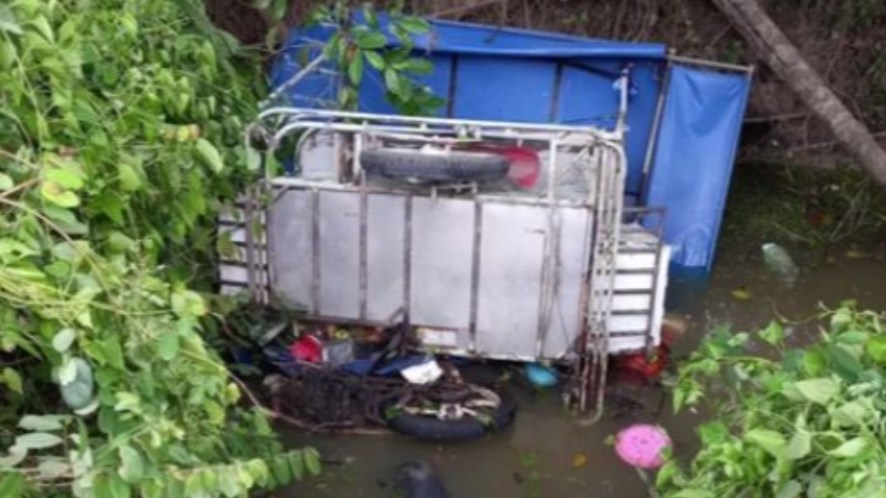 สลด แม่ค้าควบ จยย.พ่วงข้าง เสียหลักตกคูน้ำข้างทาง คอหักดับสนิท