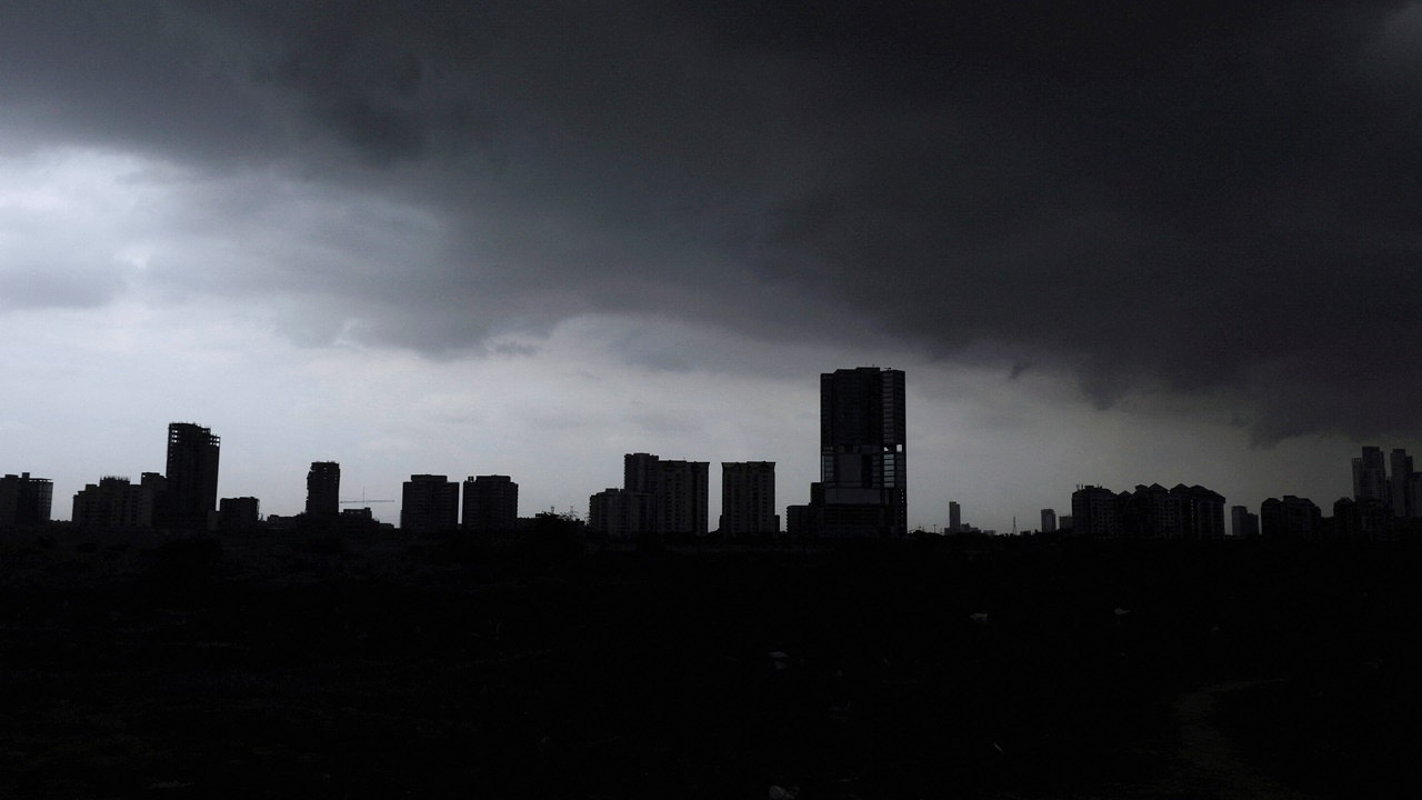 ไซโคลนบีปอร์จอย ขึ้นฝั่งดับแล้ว 7 ศพ อินเดีย-ปากีสถาน อพยพ 1.7 แสน