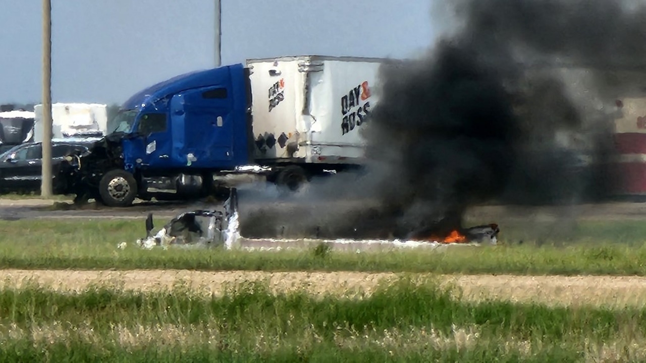 สลด กลุ่มผู้เฒ่าแคนาดานั่งรถไปกาสิโน โดนรถบรรทุกชนไฟลุก ดับ 15 ศพ