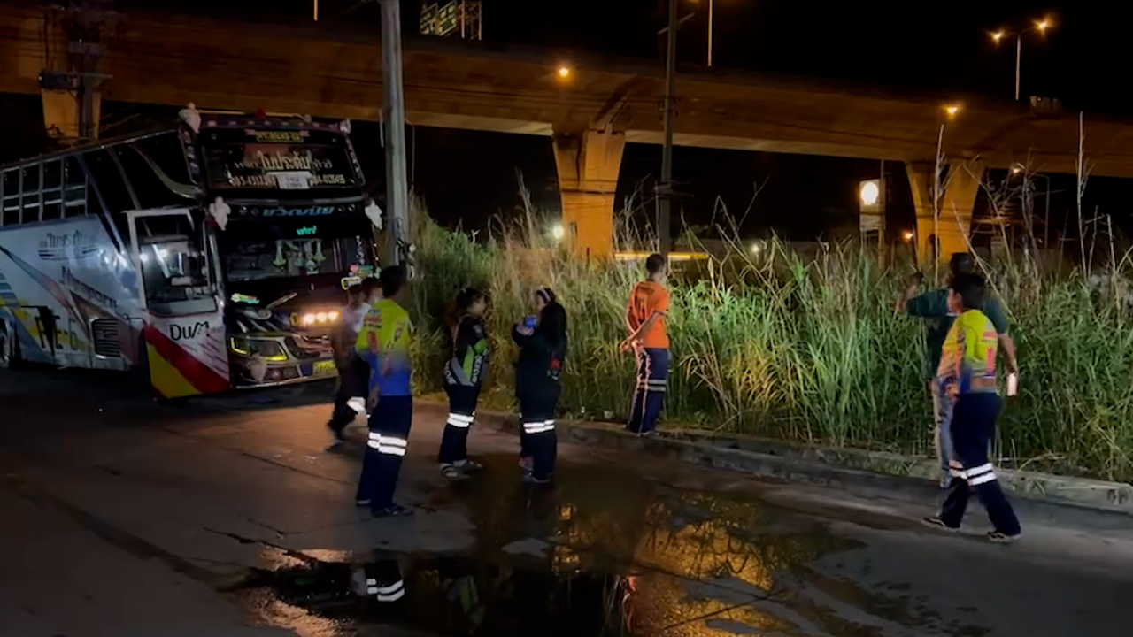 ล่าระทึก บัสคลั่งซิ่งแหกด่าน ตร.ยิงยางจอดทิ้งเผ่นหนี คาดซุกของผิด ก.ม.