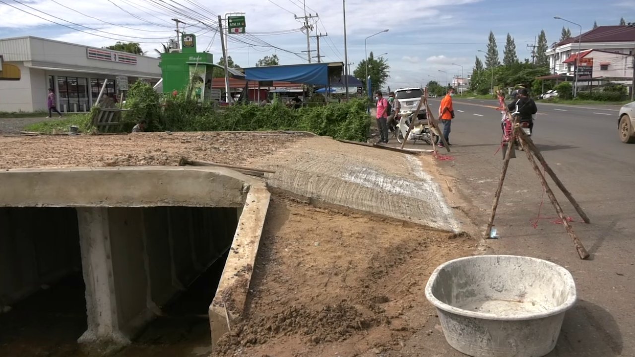 มือใหม่หัดเหมา ส.ท.รับงานเอง ทำท่อระบายน้ำสูงกว่าถนน ชาวบ้านเดือดร้อน 