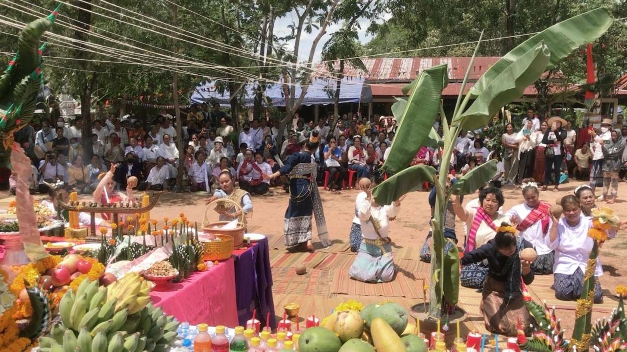 คอหวยเฮลั่น บวงสรวงตะเคียน 2 พันปี ให้โชครวยงวดก่อน 3 ตัวเด็ดโผล่อีก