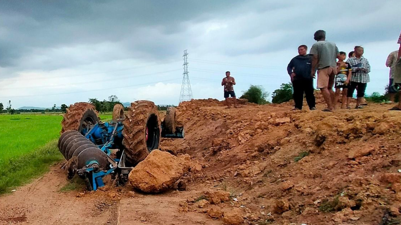 สลด หนุ่มใหญ่เคราะห์ร้าย ขับรถไถปรับหน้าดิน ลื่นไถลพลิกคว่ำทับหัวดับ