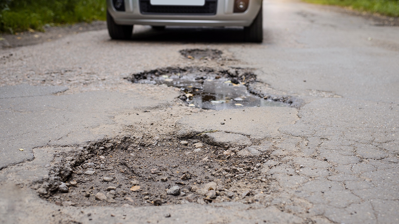 รถสิบล้อและรถพ่วงบรรทุกดิน วิ่งเข้าออกทุกวันจนถนนพังเป็นหลุม ชาวบ้านสัญจรลำบาก