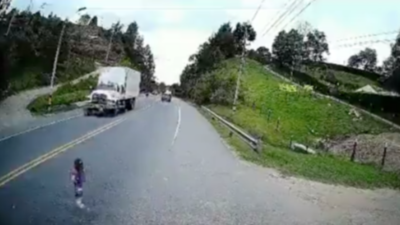 รอดปาฏิหาริย์ หนูน้อยชาวโคลอมเบียวิ่งข้ามถนนโดน จยย.ชน (คลิป)