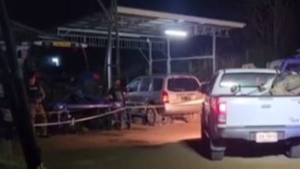 หนุ่มปืนโหด ยิงหัวแฟนสาวดับคาอู่รถ ตำรวจเร่งไล่ล่า-คาดปมหึงหวง