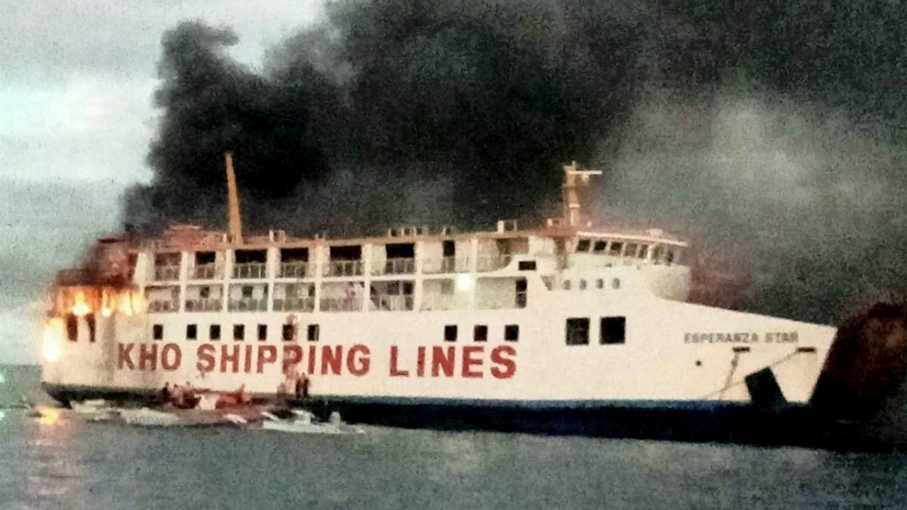 นาทีระทึก เรือเฟอร์รี่ในฟิลิปปินส์ ไฟไหม้กลางทะเล  บรรทุก 120 ชีวิต (คลิป)