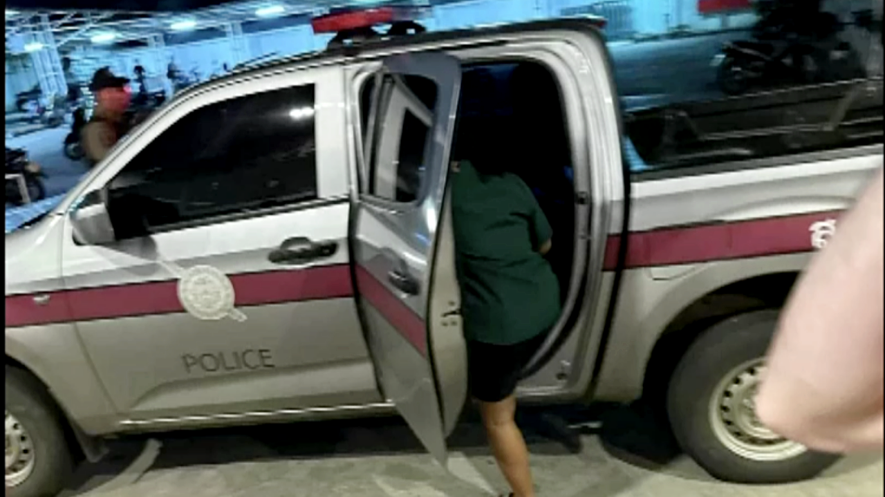 จับคาชุดเนตรนารี  2 นร.หญิงซ่อนตัวในห้าง งัดตู้ลักไอโฟน 2 เครื่อง