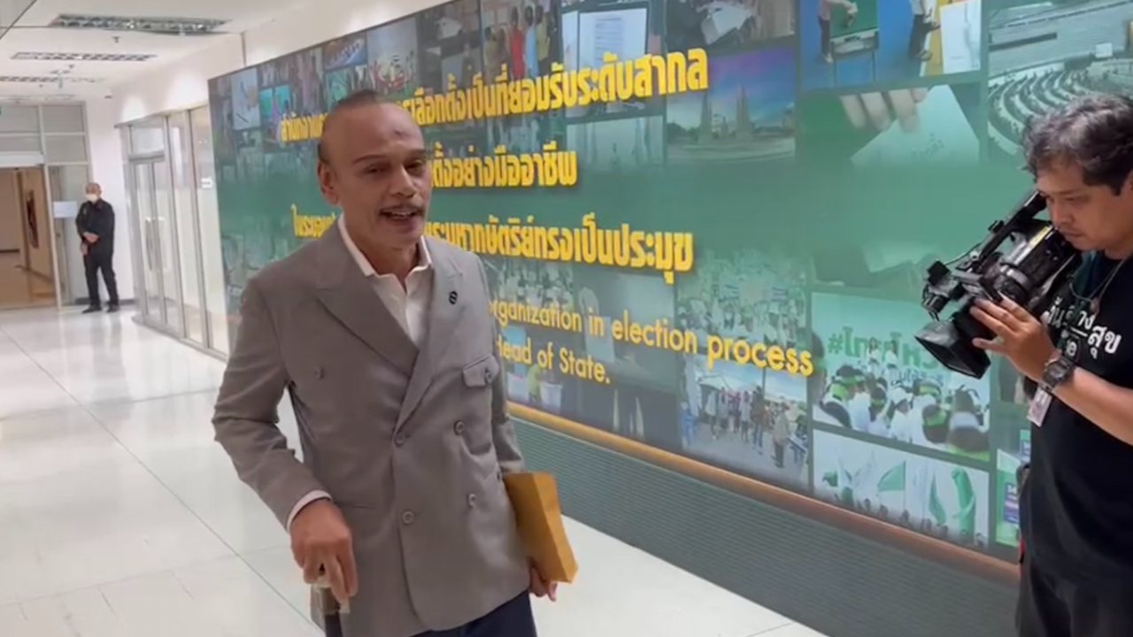 “ชาดา” เท้าเจ็บเข้ารับหนังสือรับรอง บอกเรื่องโหวตนายกฯ “ก็เขาไม่เอาเรา”