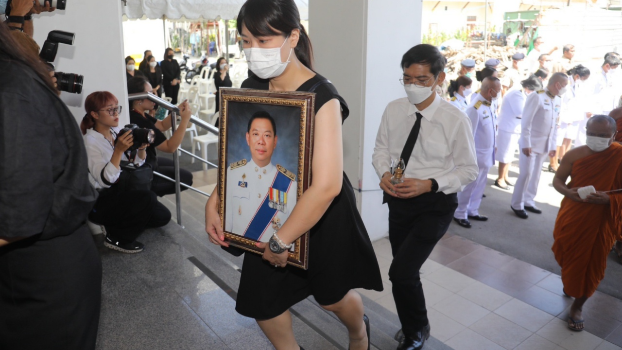 เคลื่อนร่าง ผู้ว่าฯ หมูป่า ถึงวัดพระศรีมหาธาตุฯ รับพระราชทานน้ำหลวงอาบศพ