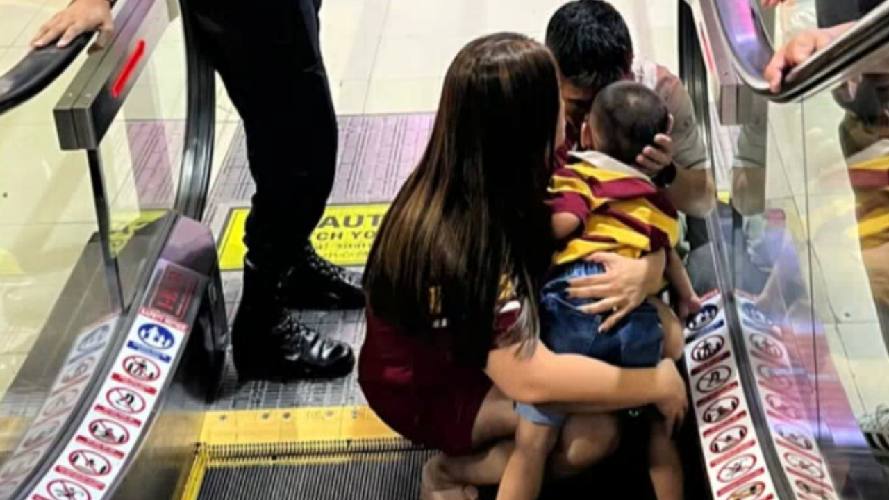 แม่แชร์อุทาหรณ์ "บันไดเลื่อน" ดูดรองเท้าลูกชายจนขาติด ต้องเย็บแผล 11 เข็ม