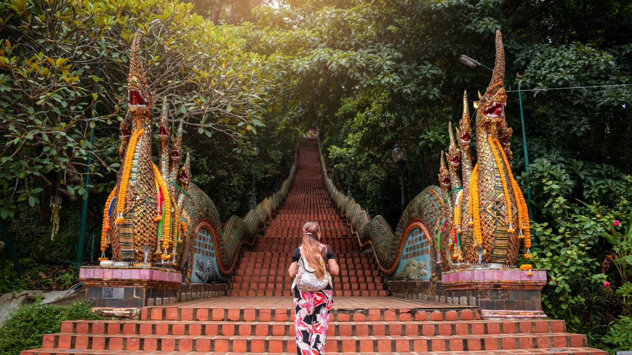 เที่ยวตามรอยหมอดูดัง แนะนำสถานที่เติมพลังบุญปี 2566 