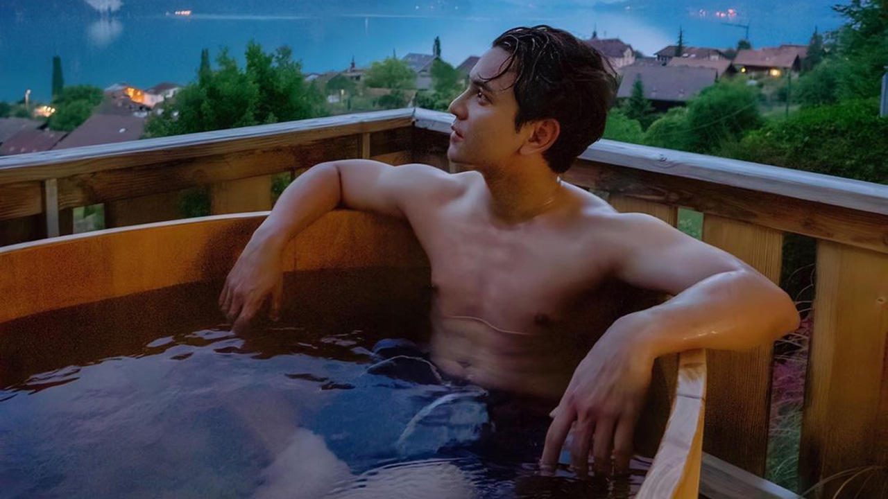 "กัน–ณภัทร" โพสต์ภาพนั่งแช่ในอ่างอาบน้ำริมระเบียง ทำเอาสาวๆรีบเข้ามาดูวิวล่ำๆกันตาเยิ้ม