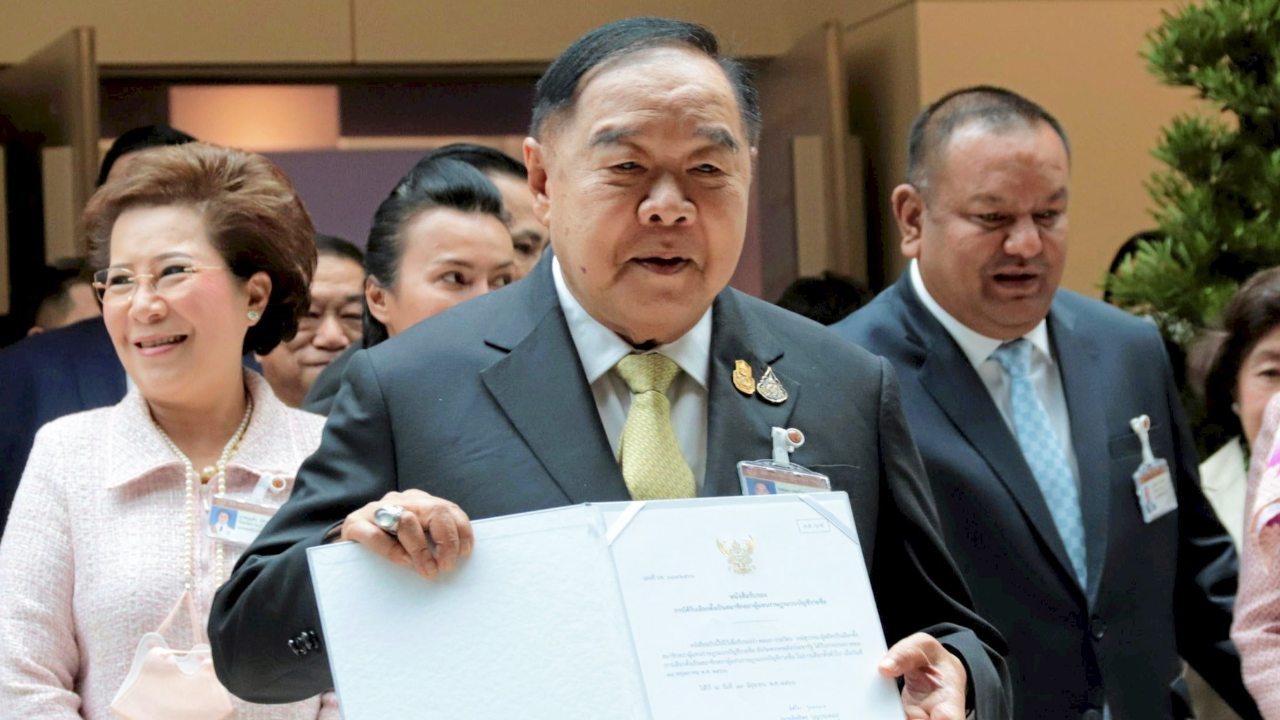 “ประวิตร” เดินคล่องรายงานตัว ส.ส. ครั้งแรก โว เข้าสภา 10 กว่าปี ไม่ตื่นเต้นแล้ว