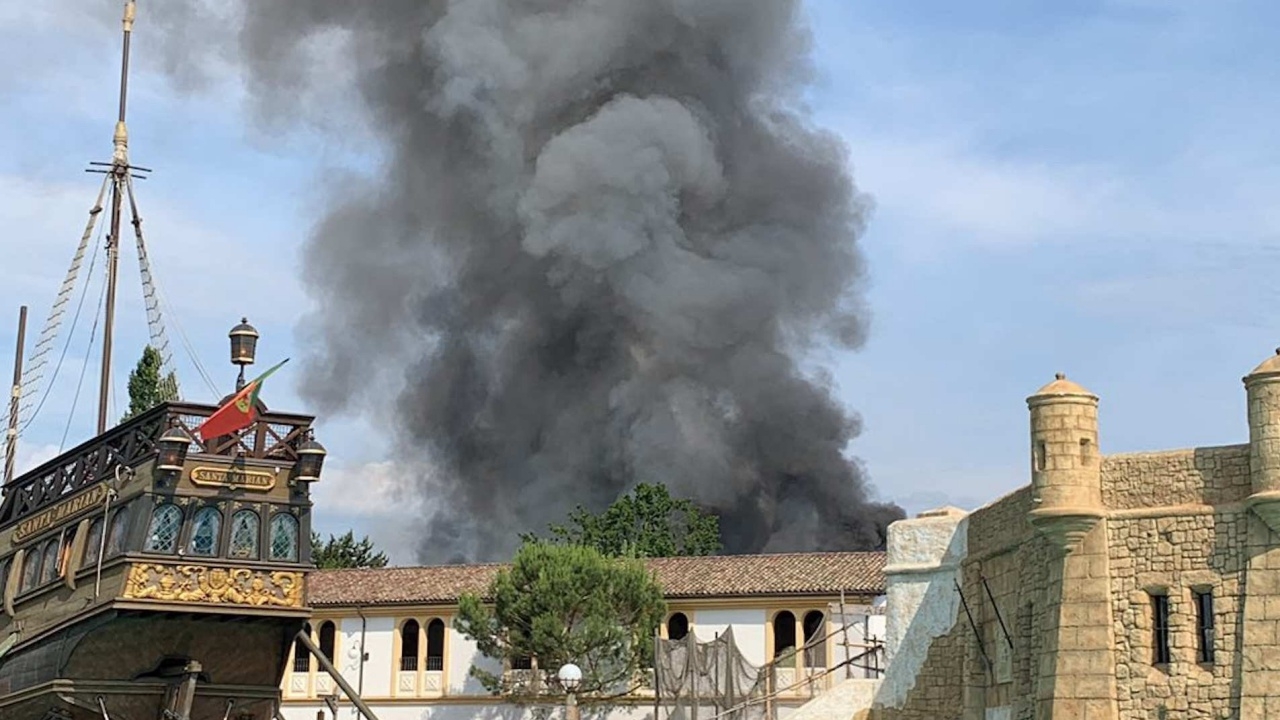 ไฟไหม้สวนสนุกใหญ่ที่สุดในเยอรมนี เร่งอพยพ นทท. 25,000 คน