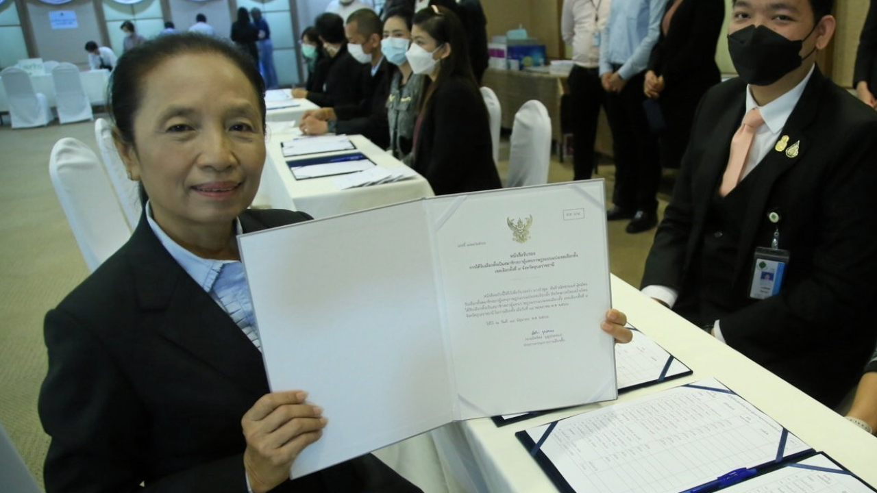 “รำพูล” ส.ส.ไทยสร้างไทย รับหนังสือจาก กกต. คนแรก ส่วนปาร์ตี้ลิสต์คนแรก “นิคม”