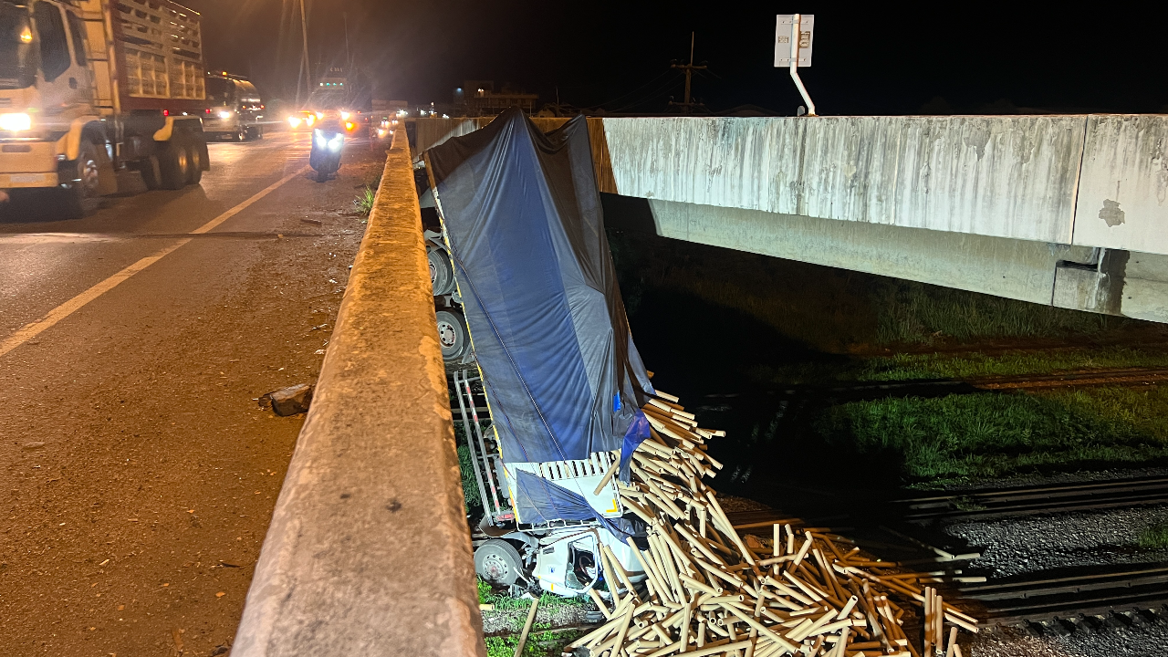 สิบล้อวูบหลับใน พุ่งตกสะพาน หัวทิ่มรางรถไฟ เจ็บสาหัส 2