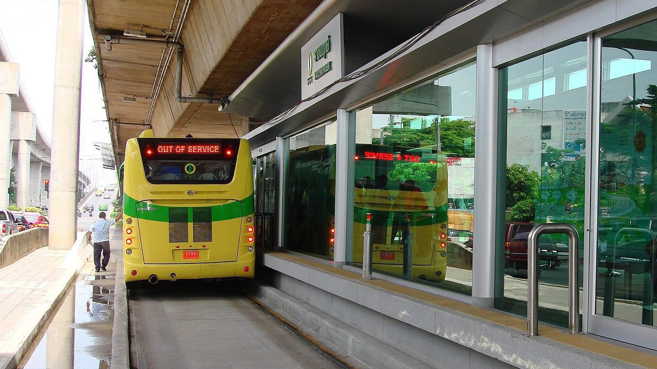 ปรับปรุงรถเมล์ด่วนบีอาร์ที เปลี่ยนใช้รถอีวี-ชานพักต่ำ