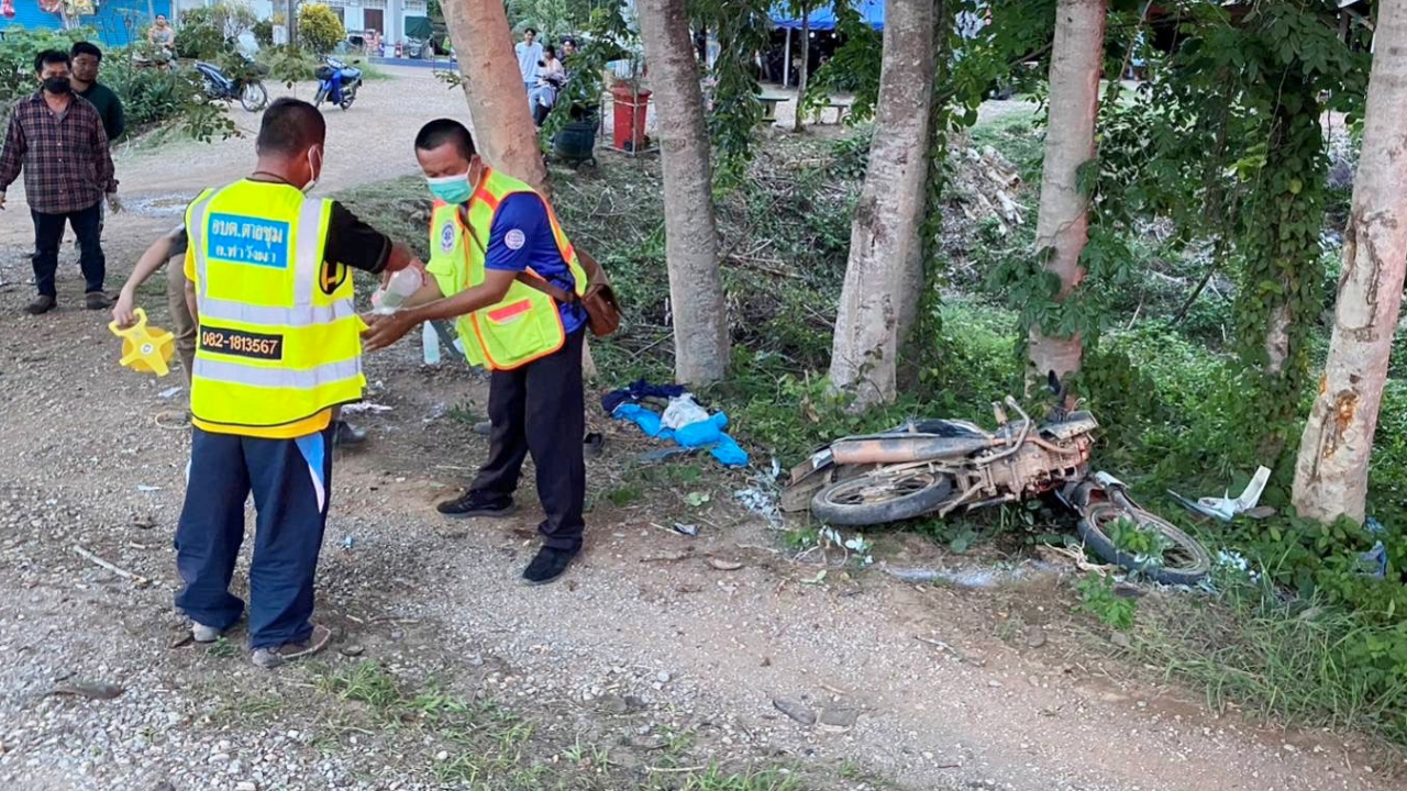 สลด กระบะตู้ทึบเสียหลักพุ่งชน จยย.กระเด็นอัดต้นไม้ข้างทาง ตาย 1 ศพ