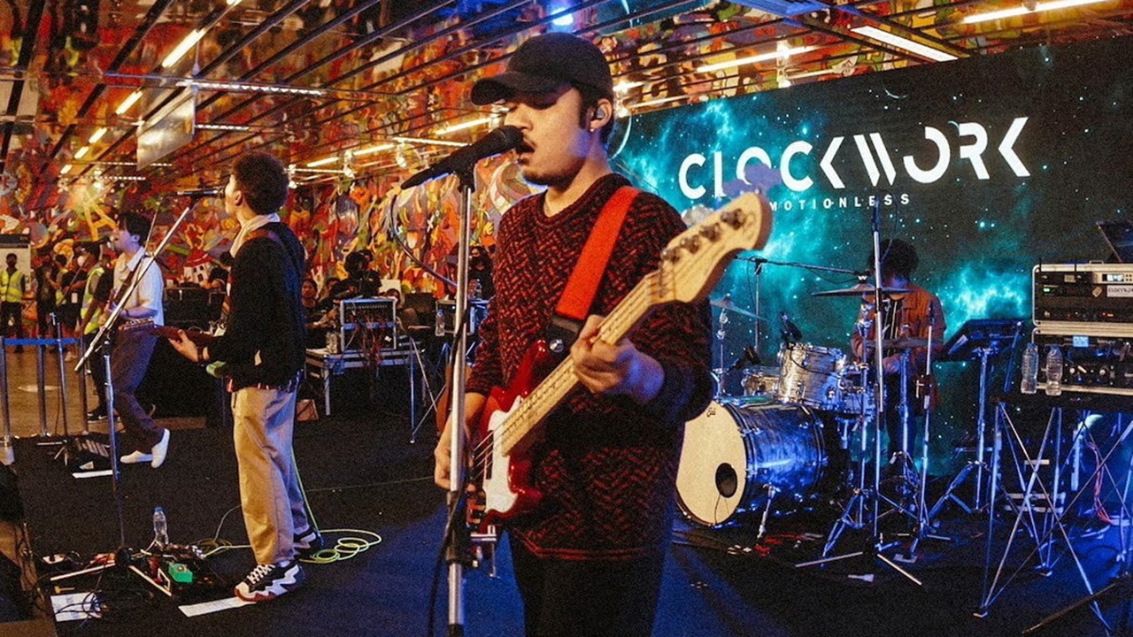 "คล็อกเวิร์ค โมชั่นเลส" จัดคอนเสิร์ตกลาง MRT สานต่อความเศร้า "มากกว่า"