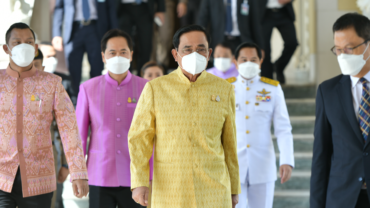 “บิ๊กตู่” พร้อมรองนายกฯ รมต. บางส่วน เริ่มทยอยเก็บของส่วนตัวออกจากทำเนียบฯ แล้ว 