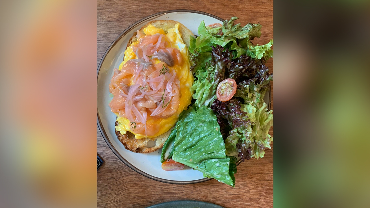 เจ้าของร้านแจงดราม่า นำจานอาหารที่ใช้ถ่ายรูปแล้ว มาเสิร์ฟให้ลูกค้าทานต่อ