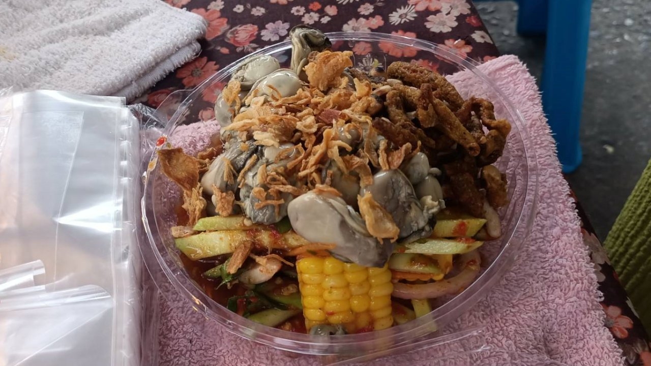 ลิซ่าพายำมะม่วงปัง ดันให้ร้านเมืองอุทัยธานีขายดี คนแห่ต่อคิวซื้อไปกินตาม 