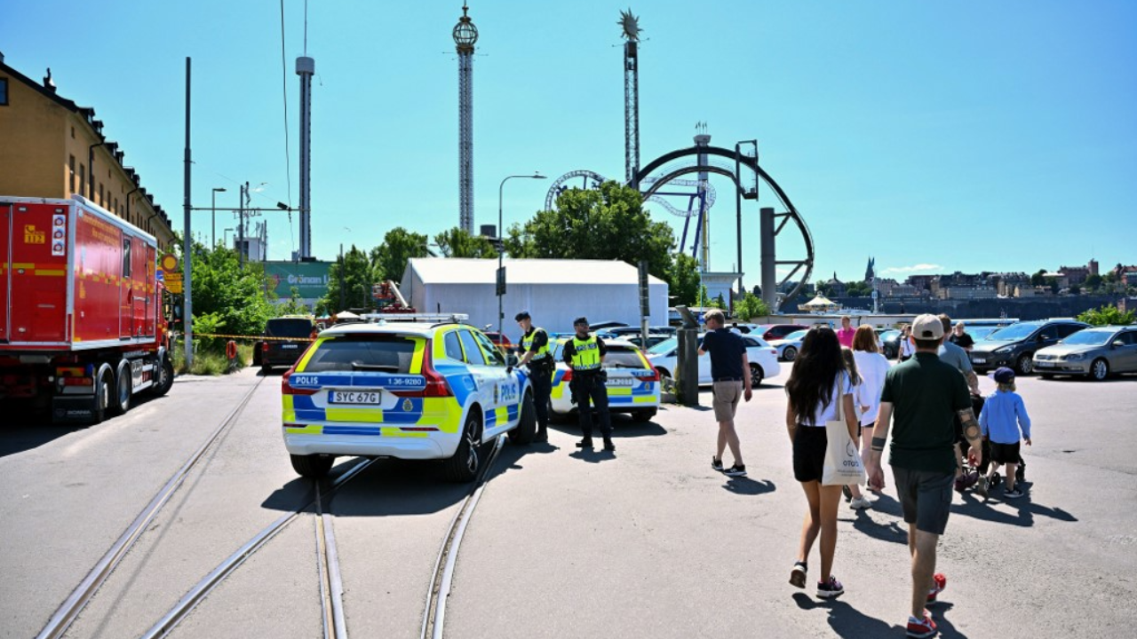 ระทึก รถไฟเหาะตีลังกาตกรางกระแทกพื้น ที่สวนสนุกสวีเดน ดับ 1 ศพ บาดเจ็บ 9 ราย