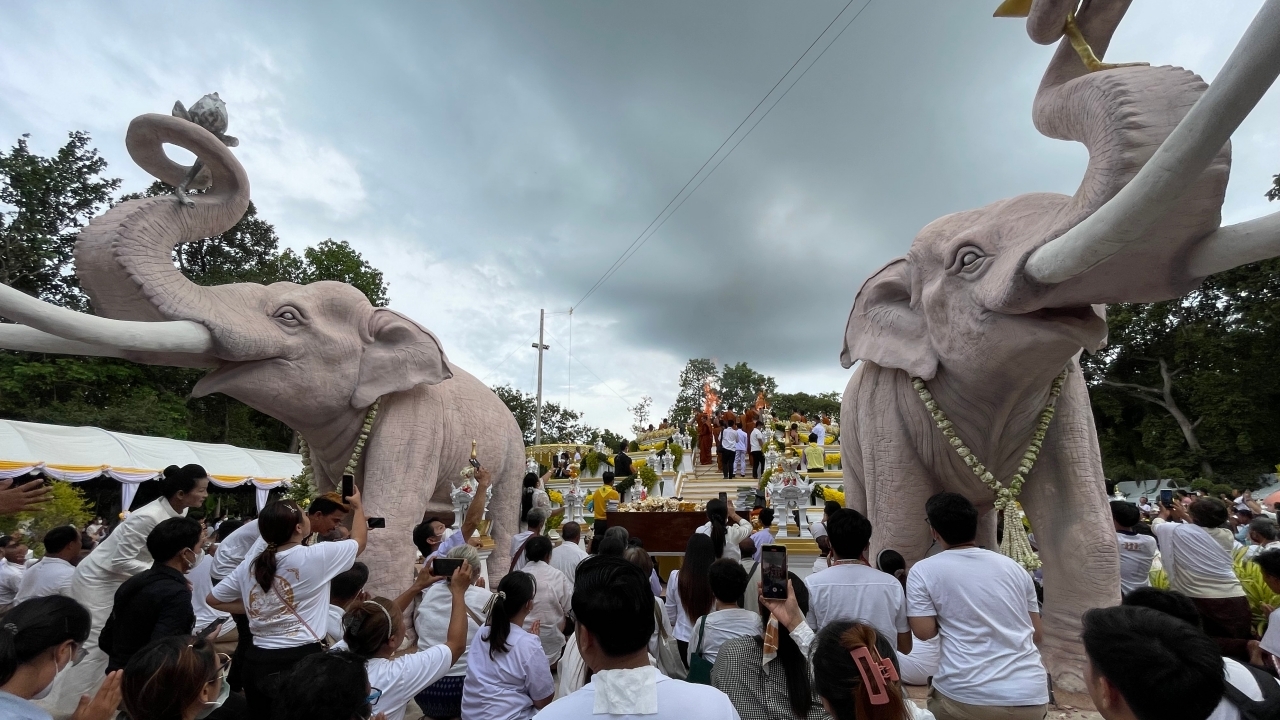 ศิษยานุศิษย์ทั่วสารทิศ ร่วมพิธีพระราชทานเพลิงศพ "หลวงปู่แสง ญาณวโร"