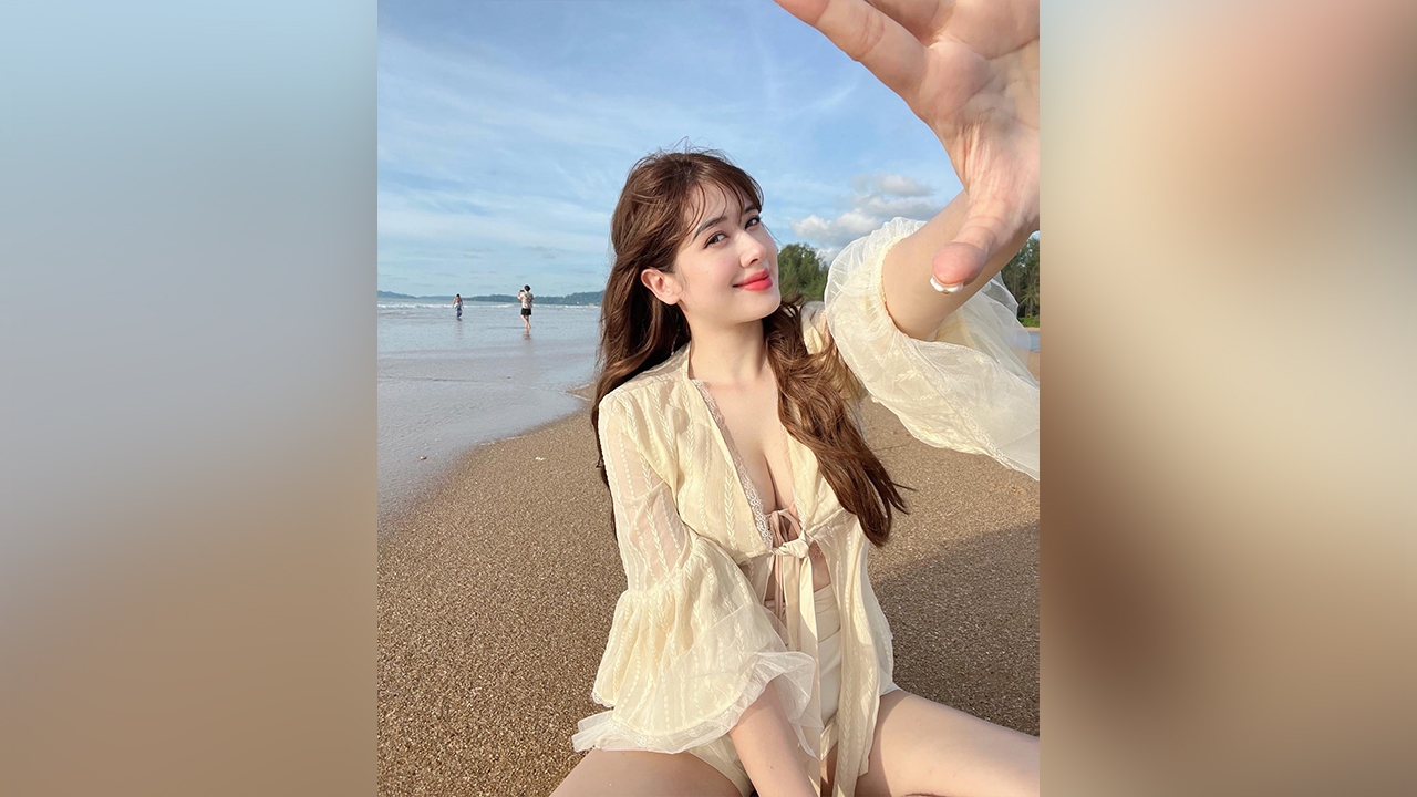 ยอมในความขาว มิ้นท์ นวินดา ใส่เสื้อแหวกอก อวดผิวสวยสว่างจนแทบลืมมองวิว