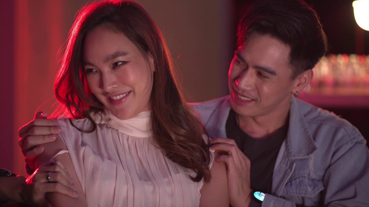 ลิลลี่ ตาดีเห็น ตุ๊ก ชนกวนันท์ ปล่อยตัวปล่อยจอยเที่ยวบาร์โฮส ใน "วงศาคณาญาติ"