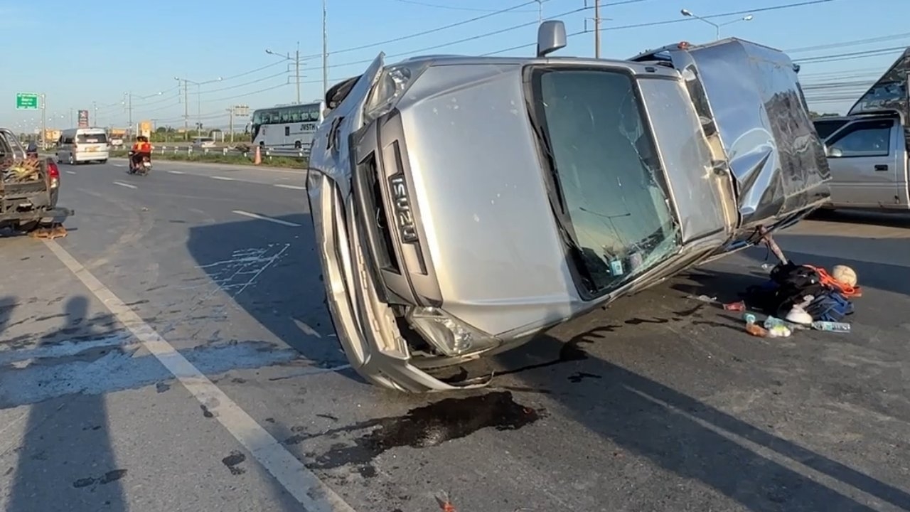 เด็ก 3 คนยังนอน รพ. เหตุรถมินิชนปอร์เช่ทำรถนักเรียนคว่ำ ขอให้คู่กรณีรับผิดชอบ