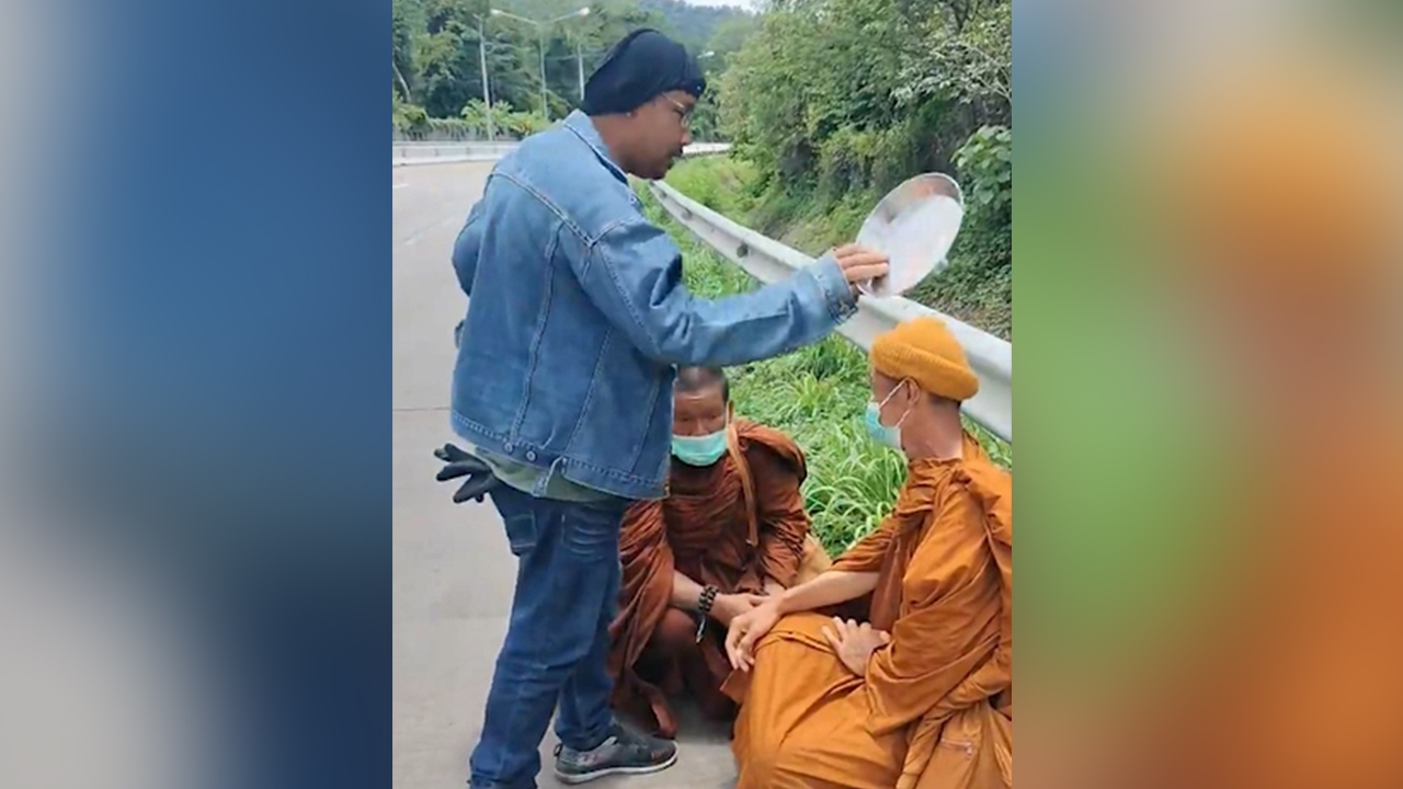 หนุ่มแจงดราม่า จับสึก "พระปลอม" ใช้ฝาบาตรฟาดหัวคนแอบอ้าง ขณะยังสวมจีวร