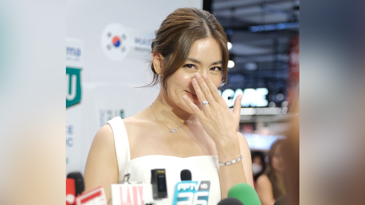 ว่าที่เจ้าสาว คิมเบอร์ลี่ อวดแหวนกลางงานอีเวนต์ เพชรน้ำงามกระแทกตา 