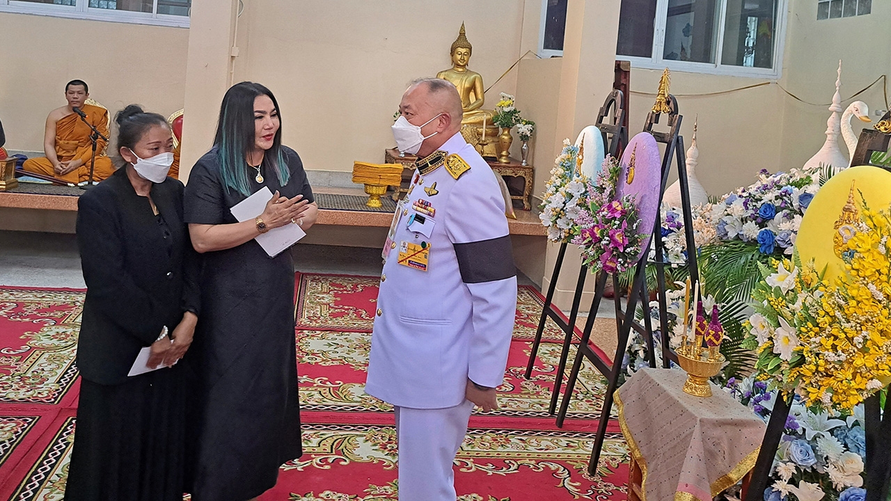 ในหลวง-ราชินี พระราชทานน้ำหลวงอาบศพ "น้องเบนซ์" ชุดจนท.เข้าขอขมา (คลิป)