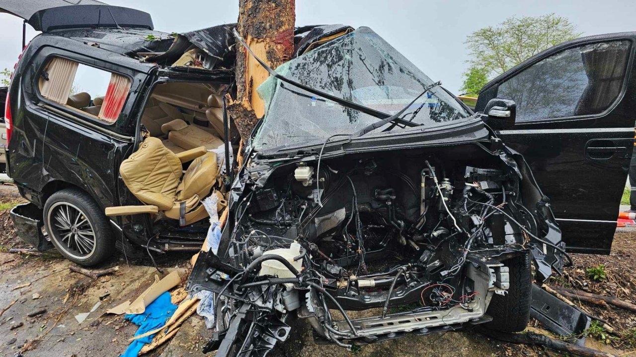 รถตู้หรูขับฝ่าฝนลำปางเจอถนนลื่น เสียหลักชนต้นไม้ที่ อ.สบปราบ ตาย 3 สาหัส 1 