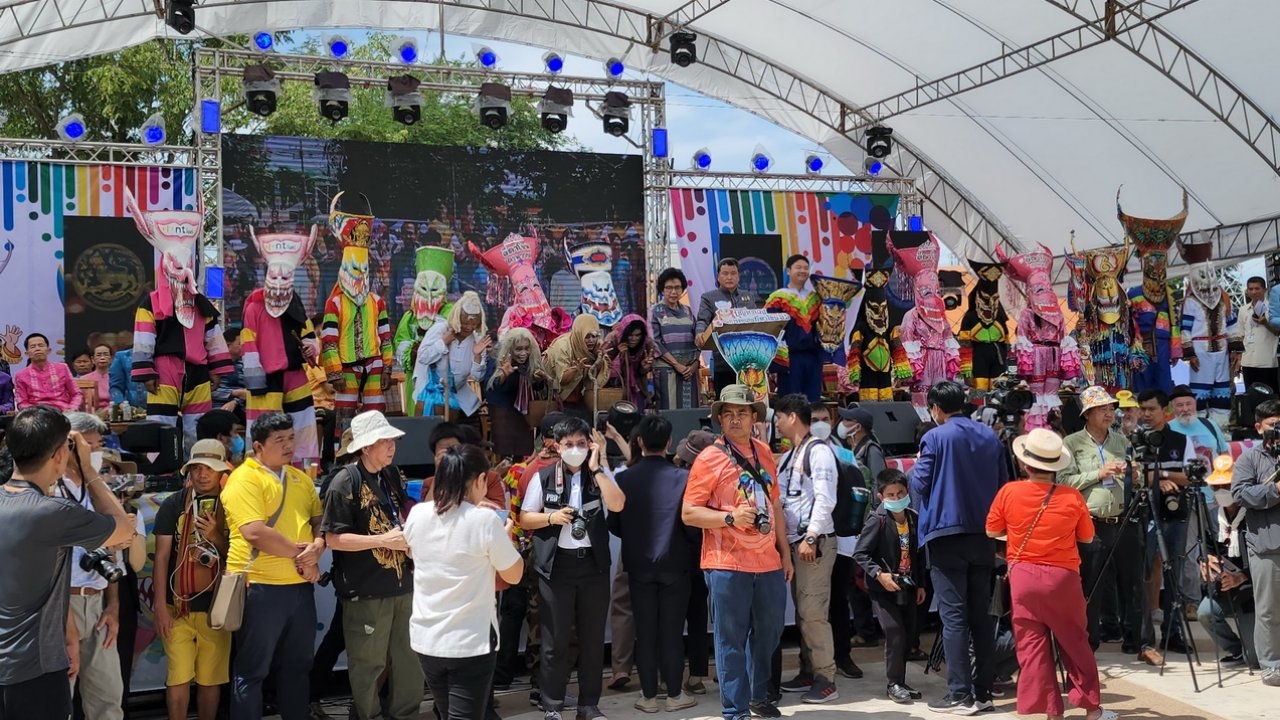 คนร่วมแสนร่วมงานประเพณีงานบุญหลวงและการละเล่นผีตาโขนปี 2566 ที่ จ.เลย