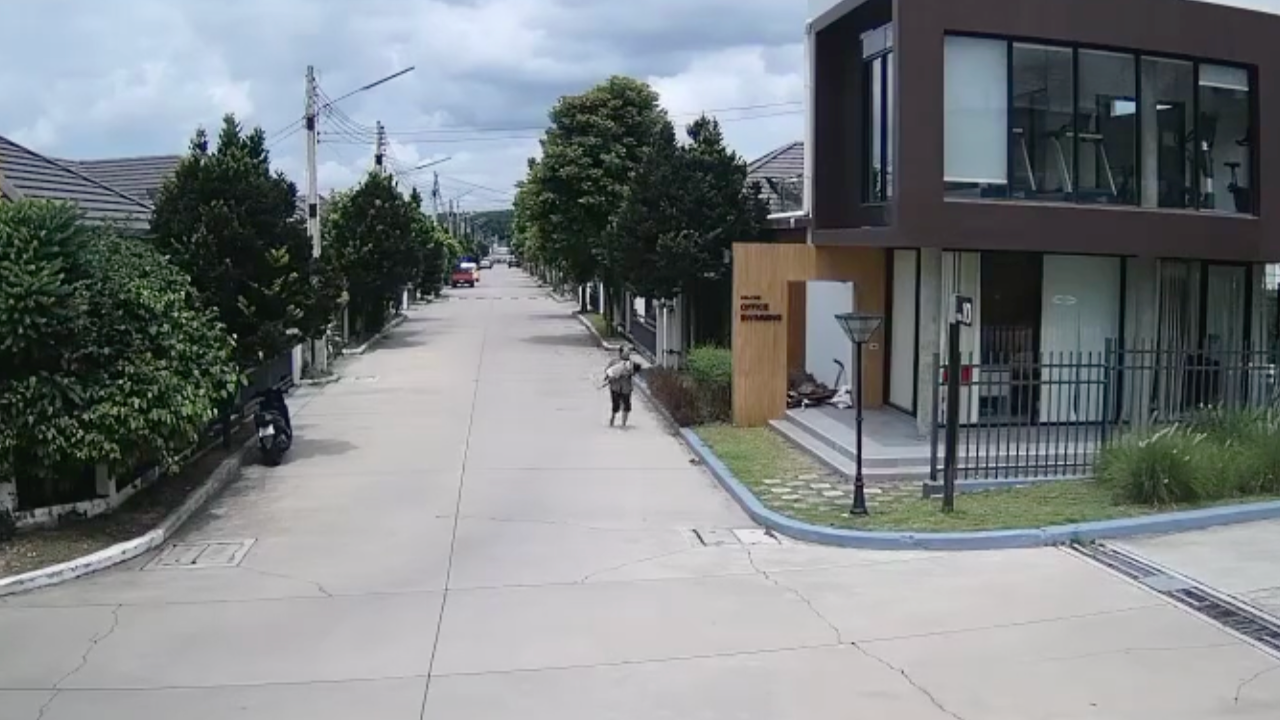 เห็นแล้วใจจะขาด หลานป่วยชักจนตัวเขียว ยายรีบอุ้มวิ่งขอคนให้ช่วย (คลิป)