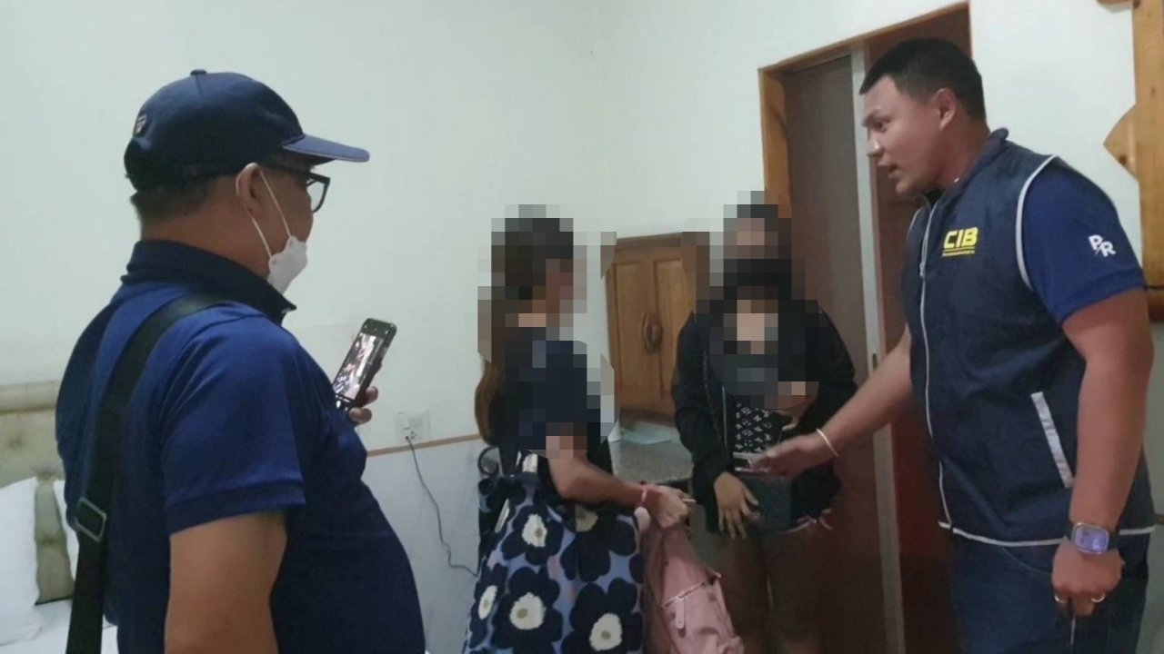 รวบแก๊งค้ามนุษย์ พาสาว 15 หลอกมาค้ากามที่บ้านโป่ง ตร.ปคม.ช่วยได้ทันควัน