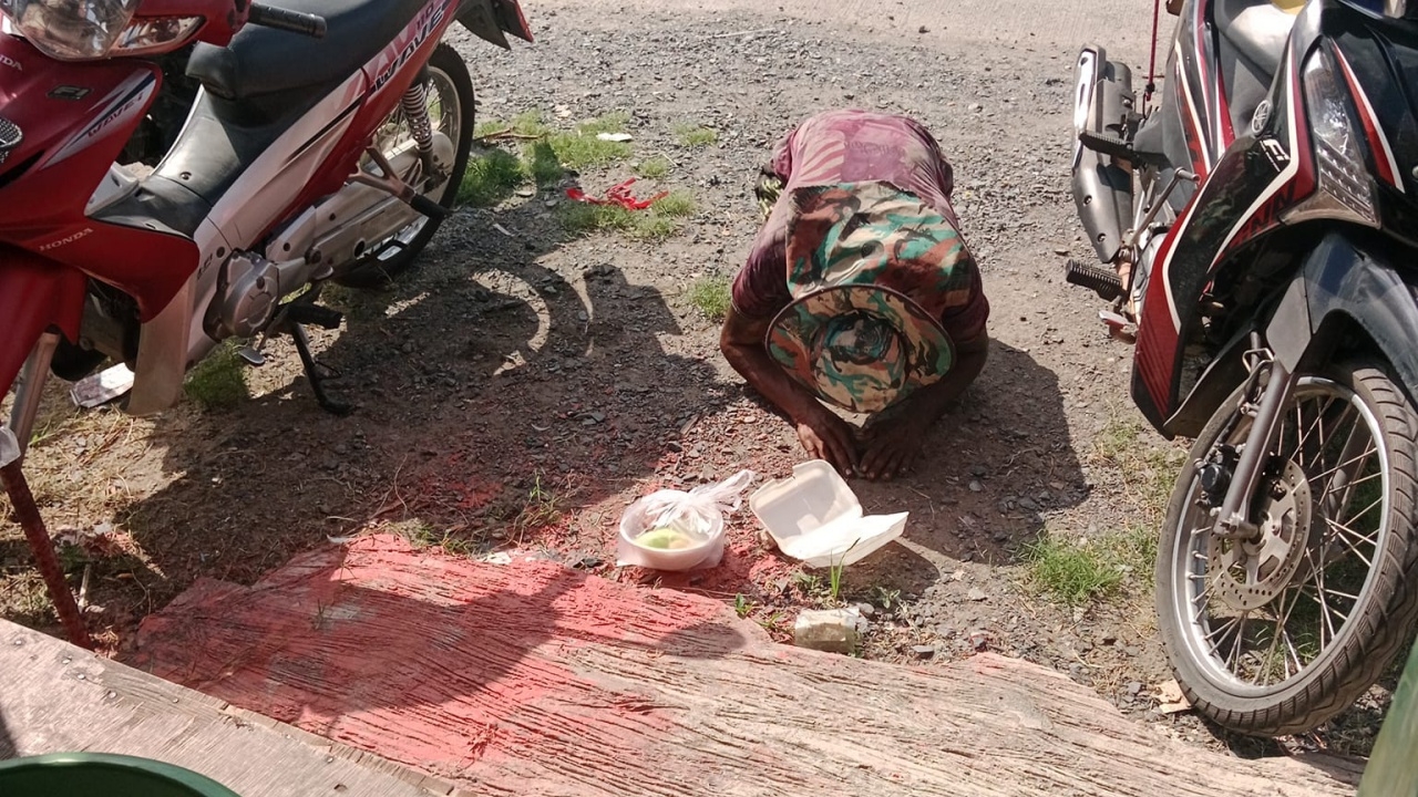 หนุ่มเผยภาพสุดตื้นตัน ชายเร่ร่อนกราบหน้าร้าน หลังทำ "ข้าวมันไก่" ให้กินฟรี