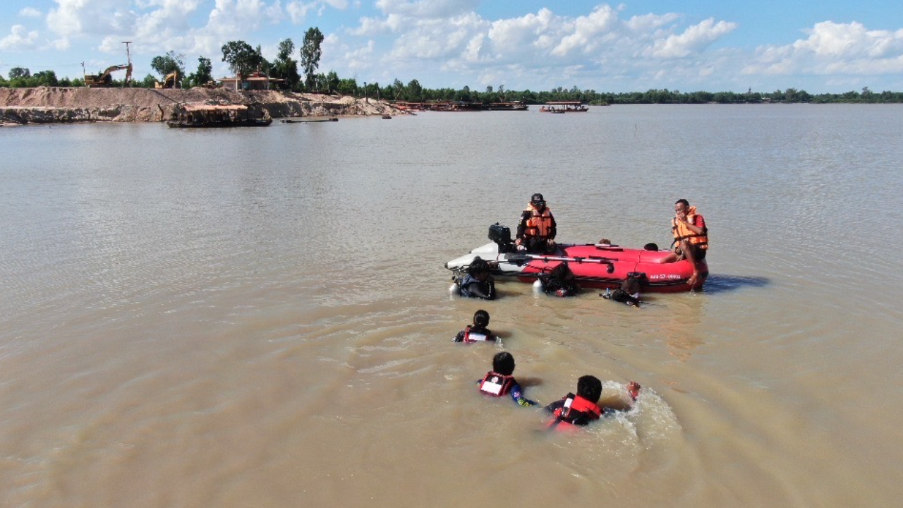 "ยังไม่พบ" คนงานเรือขนทราย-ดำอุดรูรั่ว น้ำมูลกลืนสูญหาย ไม่รู้ชะตากรรม