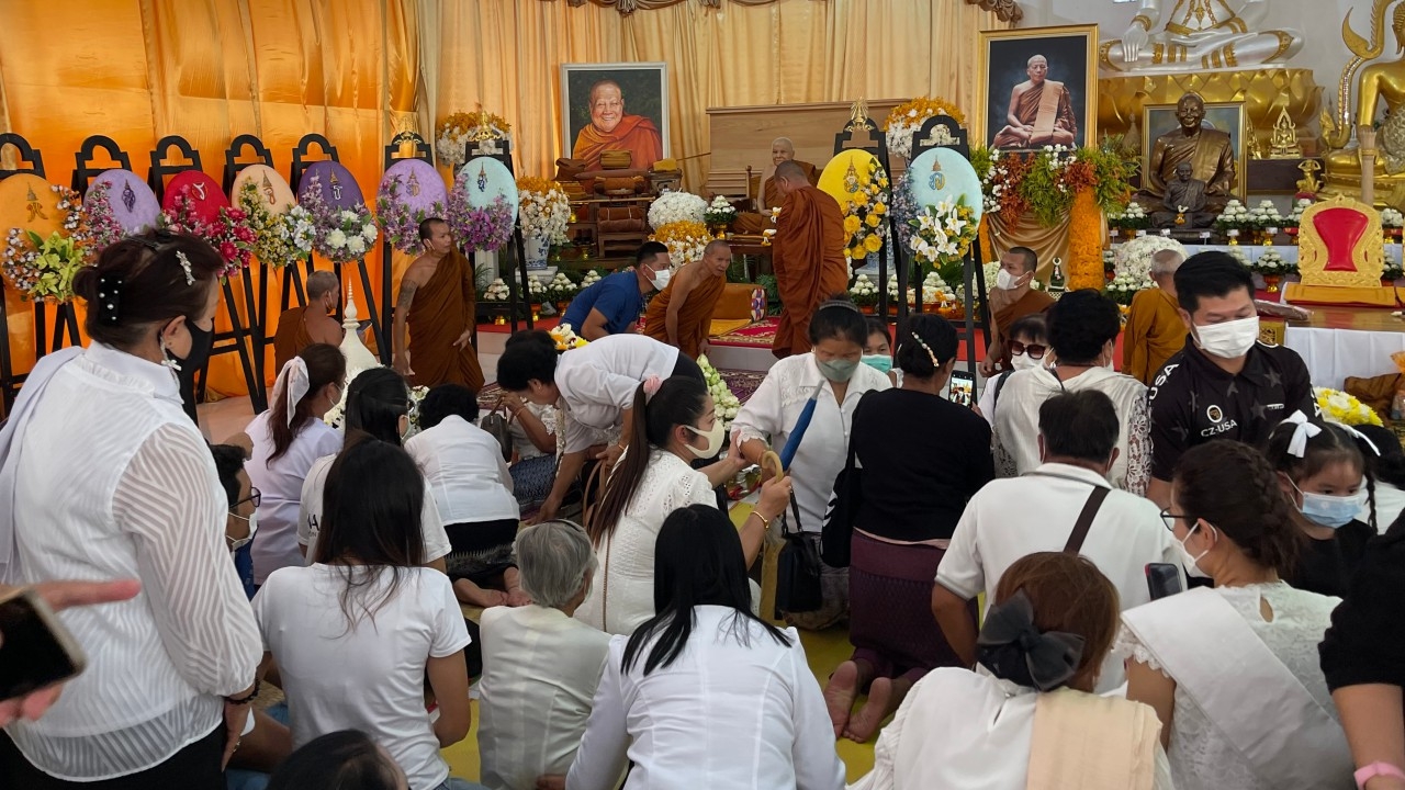 สาธุชนล้นวัดป่าดงสว่างธรรม เพื่อกราบลาสรีระ "หลวงปู่แสง" ครั้งสุดท้าย