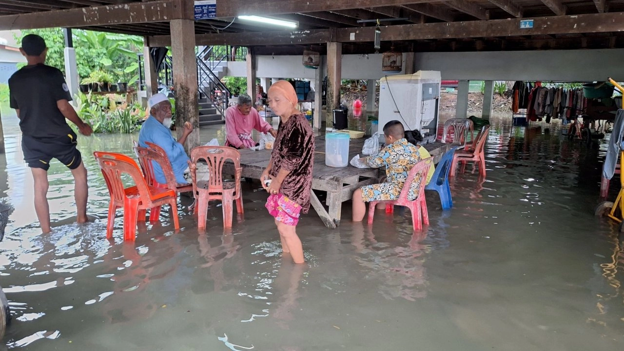 沙敦府最近发生的洪水已在许多地区得到解决，除了 La-ngu 区和 Mueang 区的一些地点。