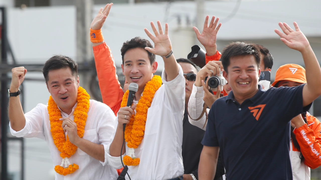 ขึ้นรถแห่ขอบคุณชาวพิษณุโลก “พิธา” ประกาศ “หมออ๋อง” เหมาะนั่งประธานสภา